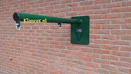 RAL6005-WallySwing®-schommel-muurschommel-schommelbuis-schommelpaal-wandschommel-gevelschommel-klimrek.nl